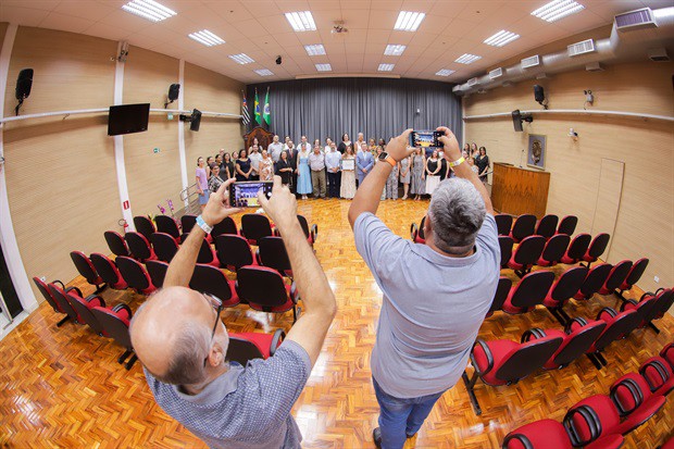 Familiares, amigos e membros da equipe escolar também participaram da cerimônia de entrega da homenagem da Câmara Municipal de Piracicaba