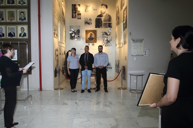 Entrega do voto de congratulações aconteceu na tarde desta quarta-feira (20), no Salão Nobre da Câmara Municipal de Piracicaba