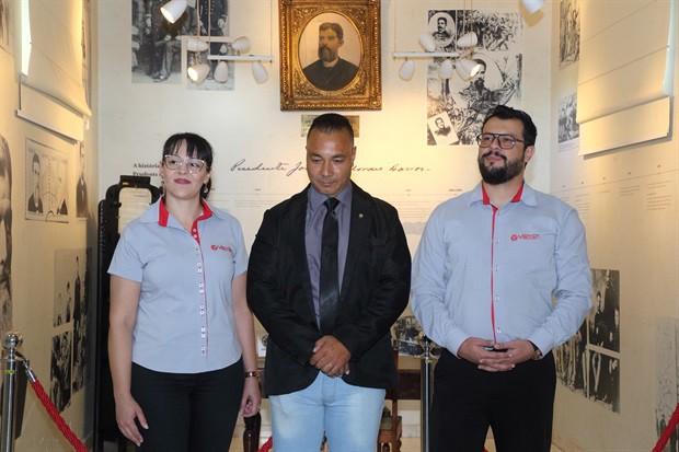 Entrega do voto de congratulações aconteceu na tarde desta quarta-feira (20), no Salão Nobre da Câmara Municipal de Piracicaba