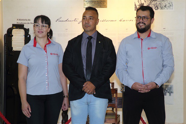 Entrega do voto de congratulações aconteceu na tarde desta quarta-feira (20), no Salão Nobre da Câmara Municipal de Piracicaba