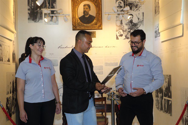 Entrega do voto de congratulações aconteceu na tarde desta quarta-feira (20), no Salão Nobre da Câmara Municipal de Piracicaba