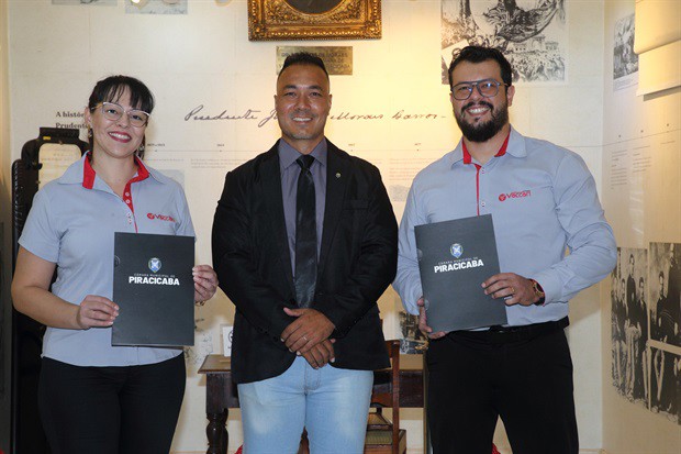 Entrega do voto de congratulações aconteceu na tarde desta quarta-feira (20), no Salão Nobre da Câmara Municipal de Piracicaba