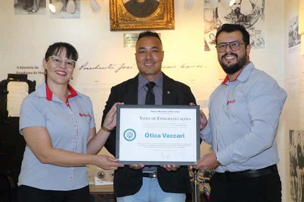 Vanessa Vaccari Caetano, Ciro Romualdo (centro) e Sidney Nunes Caetano Junior