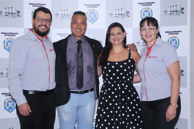 Entrega do voto de congratulações aconteceu na tarde desta quarta-feira (20), no Salão Nobre da Câmara Municipal de Piracicaba