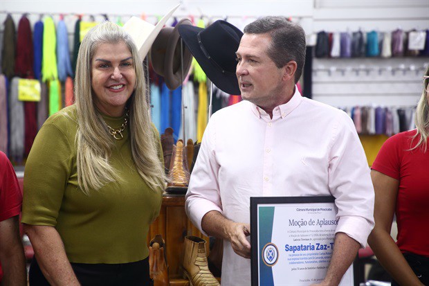 Trevisan Jr. entregou homenagem à Sapataria Zaz-Traz em reconhecimento aos 70 anos de fundação