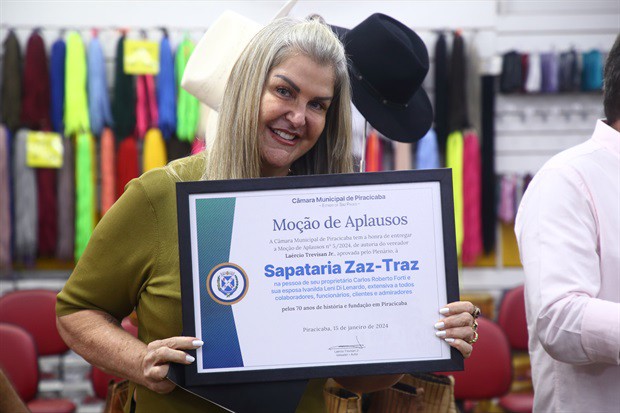 Trevisan Jr. entregou homenagem à Sapataria Zaz-Traz em reconhecimento aos 70 anos de fundação