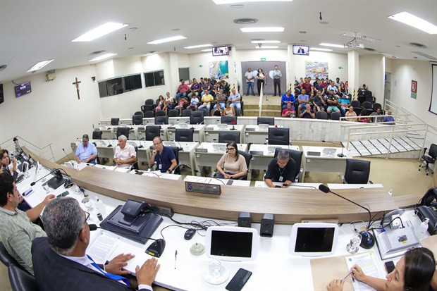 "Quem está de mãos atadas é a população", disse Paulo Campos, sobre a alegação de impossibilidade de fornecimento de serviços públicos para o loteamento