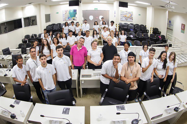 Grupo de 37 jovens esteve na Câmara a convite do vereador Pedro Kawai