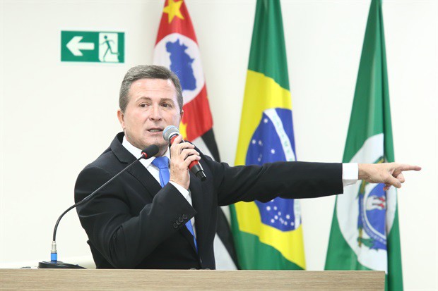 Trevisan Jr. exibiu fotos dos problemas no telão do plenário