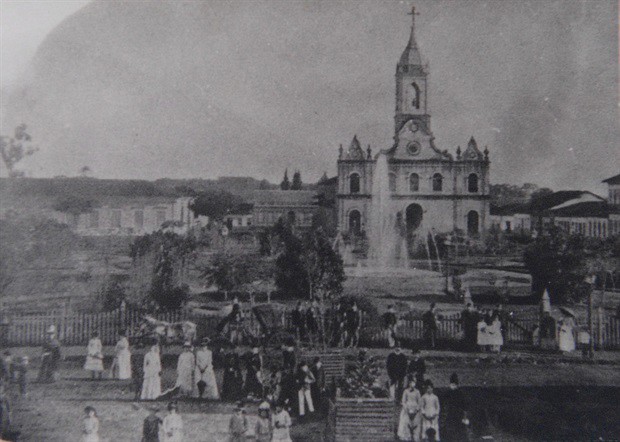 Fotografia da inauguração do sistema de abastecimento de água em Piracicaba, em 1887, no jardim público da Matriz – ao fundo, a Igreja de Santo Antonio (e a torre com o sino) e a atual praça José Bonifácio. Imagem preservada pelo Setor de Gestão de Documentação e Arquivo da Câmara.