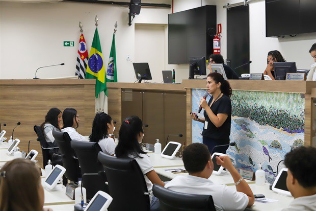 Câmara recebe jovens do Instituto Formar no 'Conheça o Legislativo'