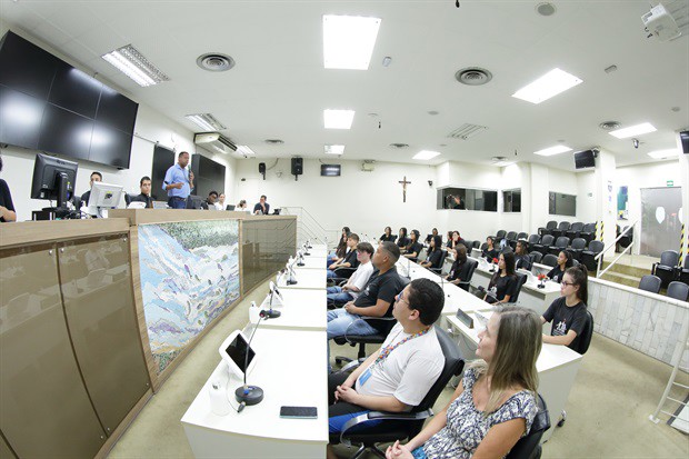 Alunos da Escola Estadual "Professora Dionetti Callegaro Miori" participaram do "Conheça o Legislativo" na tarde desta quarta-feira (8)