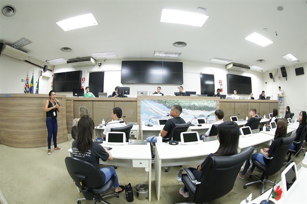 Alunos da Escola Estadual "Professora Dionetti Callegaro Miori" participaram do "Conheça o Legislativo" na tarde desta quarta-feira (8)
