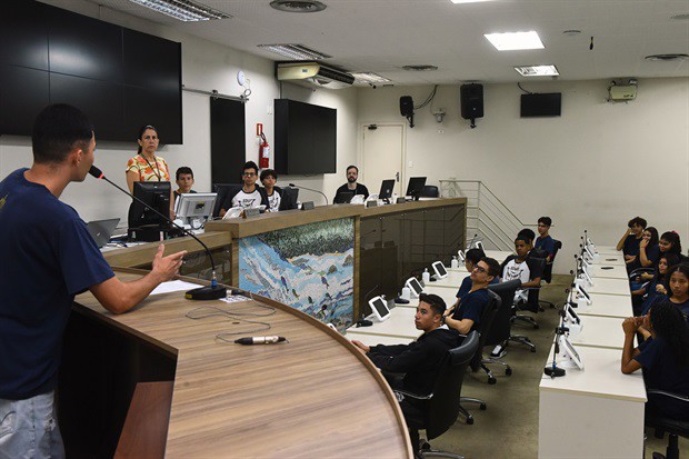 Alunos da Eduir Scarpari participam do 'Conheça o Legislativo'