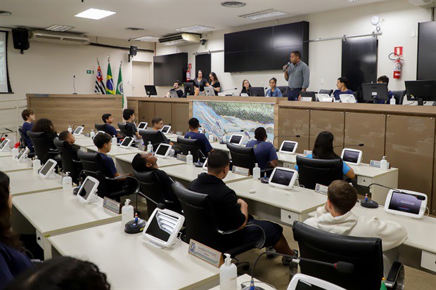 Alunos da Eduir Scarpari participam do "Conheça o Legislativo"