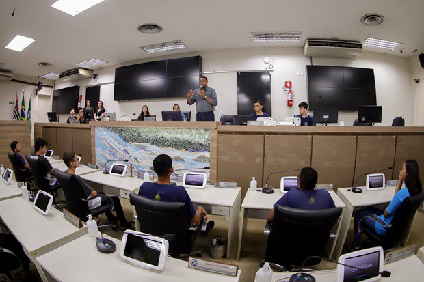 Alunos da Eduir Scarpari participam do "Conheça o Legislativo"