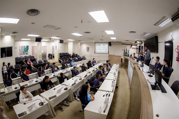 Alunos da Eduir Scarpari participam do "Conheça o Legislativo"