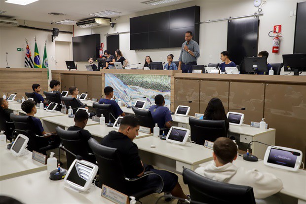 Alunos da Eduir Scarpari participam do "Conheça o Legislativo"
