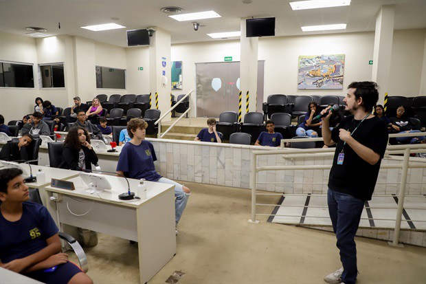 Alunos da Eduir Scarpari participam do "Conheça o Legislativo"