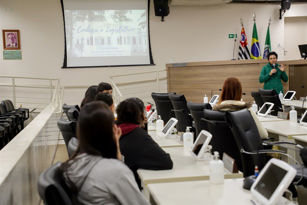 Jovens do Projeto Pescar participam do "Conheça o Legislativo"