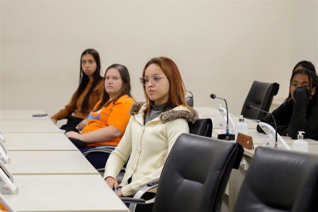 Jovens do Projeto Pescar participam do "Conheça o Legislativo"