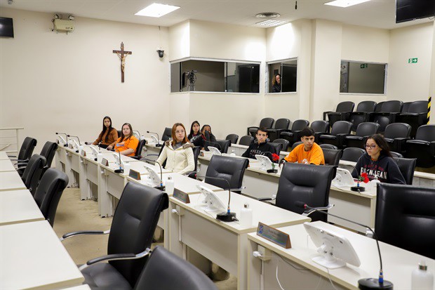 Jovens do Projeto Pescar participam do "Conheça o Legislativo"