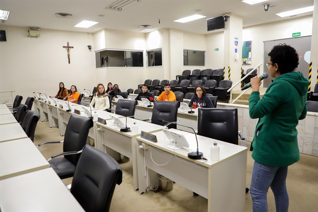 Jovens do Projeto Pescar participam do "Conheça o Legislativo"