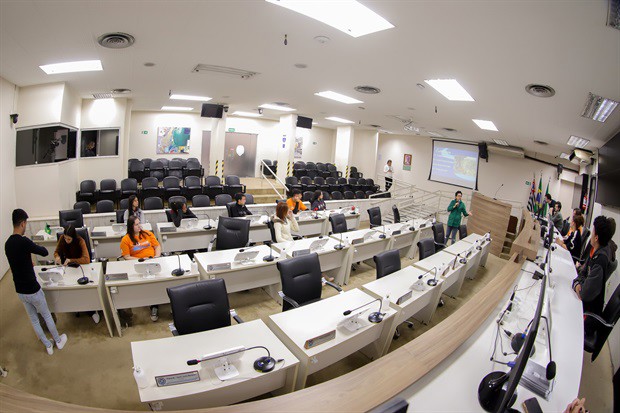 Jovens do Projeto Pescar participam do "Conheça o Legislativo"