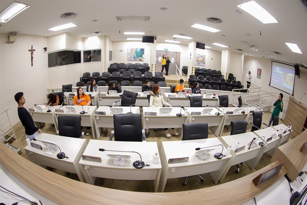 Jovens do Projeto Pescar participam do "Conheça o Legislativo"