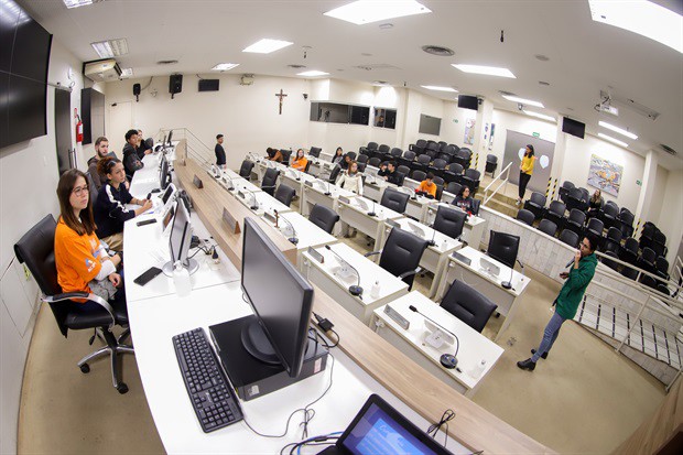 Jovens do Projeto Pescar participam do "Conheça o Legislativo"