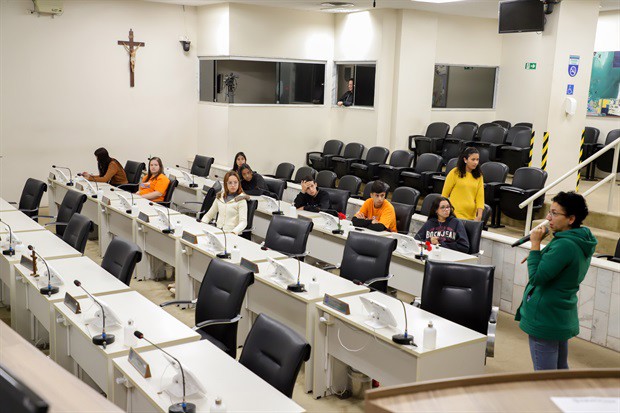 Jovens do Projeto Pescar participam do "Conheça o Legislativo"