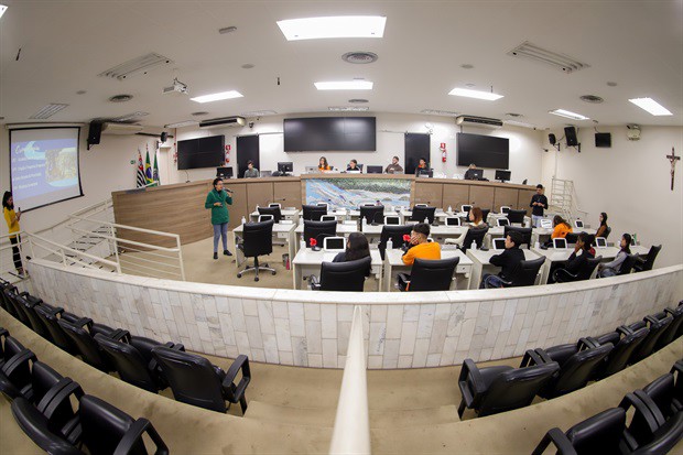 Jovens do Projeto Pescar participam do "Conheça o Legislativo"