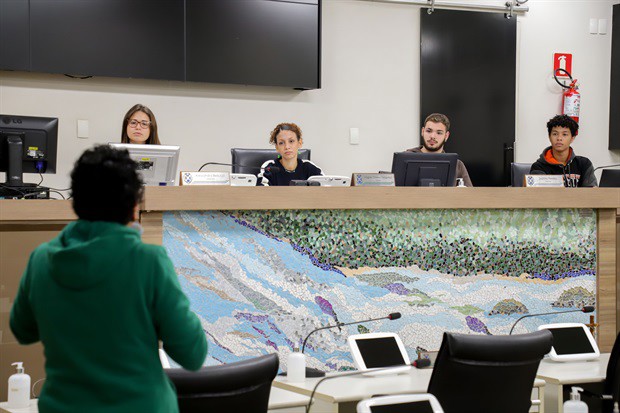 Jovens do Projeto Pescar participam do "Conheça o Legislativo"