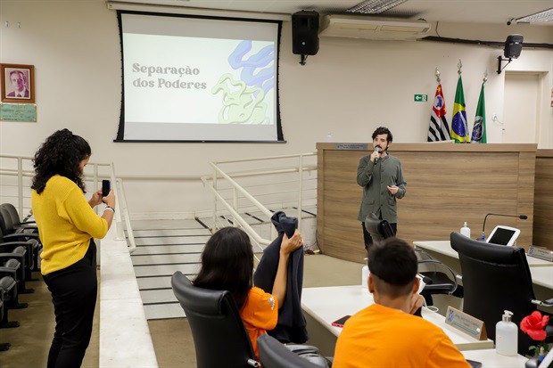 Jovens do Projeto Pescar participam do "Conheça o Legislativo"