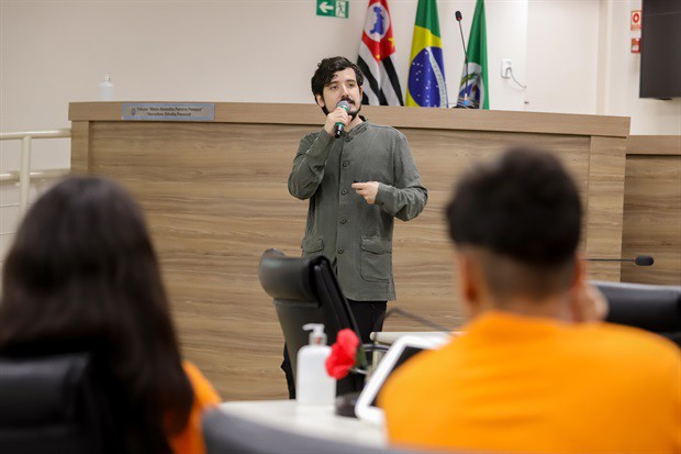 Jovens do Projeto Pescar participam do "Conheça o Legislativo"