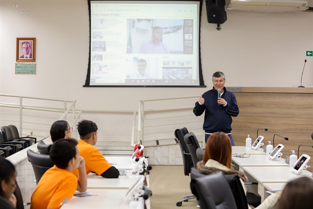 Jovens do Projeto Pescar participam do "Conheça o Legislativo"