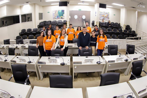 Jovens do Projeto Pescar participam do "Conheça o Legislativo"