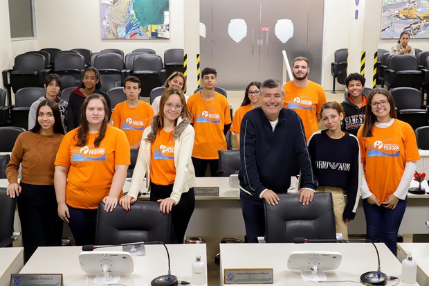 Jovens do Projeto Pescar participam do "Conheça o Legislativo"