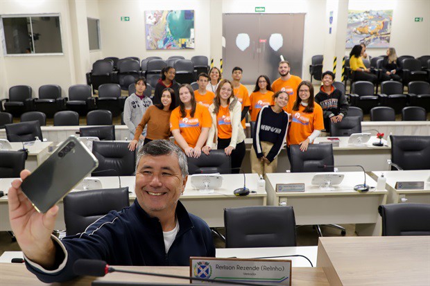 Jovens do Projeto Pescar participam do "Conheça o Legislativo"