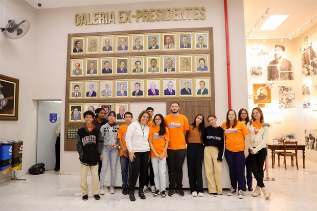 Jovens do Projeto Pescar participam do "Conheça o Legislativo"