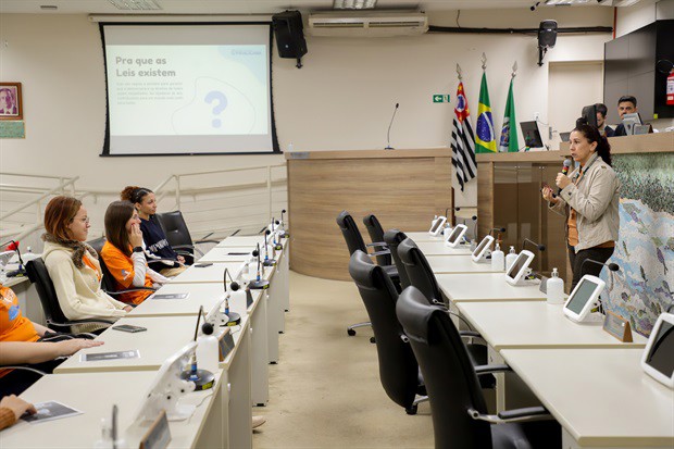 Jovens do Projeto Pescar participam do "Conheça o Legislativo"