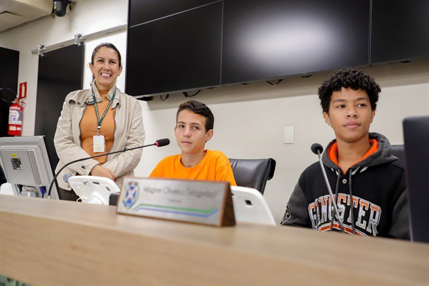 Jovens do Projeto Pescar participam do "Conheça o Legislativo"