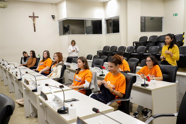 Jovens do Projeto Pescar participam do "Conheça o Legislativo"