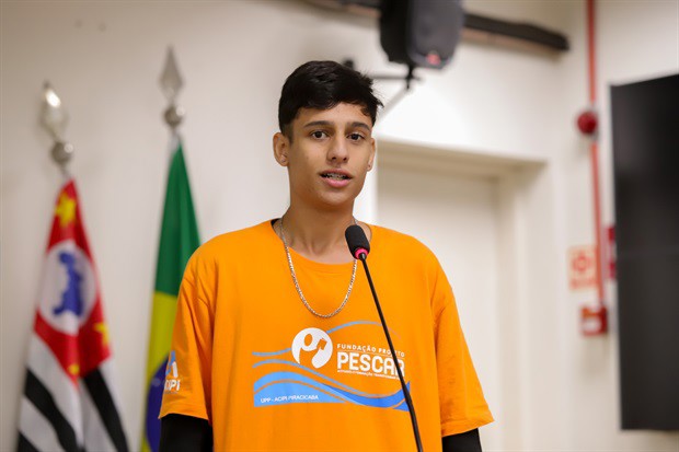 Jovens do Projeto Pescar participam do "Conheça o Legislativo"