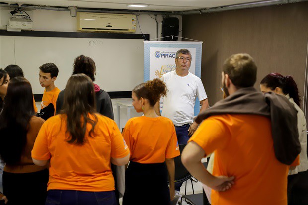 Jovens do Projeto Pescar participam do "Conheça o Legislativo"