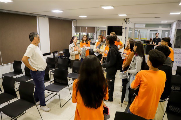 Jovens do Projeto Pescar participam do "Conheça o Legislativo"