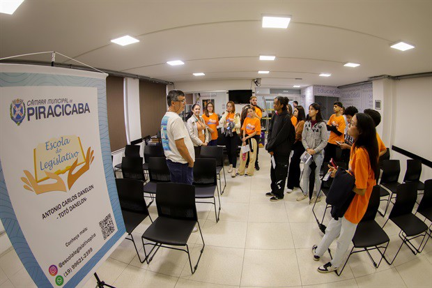 Jovens do Projeto Pescar participam do "Conheça o Legislativo"