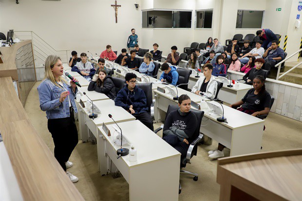 Alunos da E. E. 'Augusto Melega' participam do 'Conheça o Legislativo'