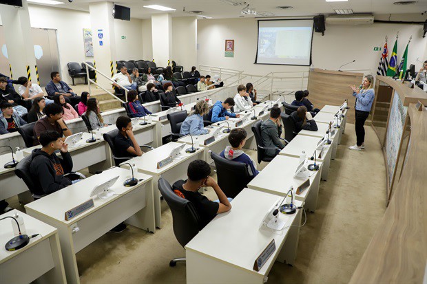 Alunos da E. E. 'Augusto Melega' participam do 'Conheça o Legislativo'