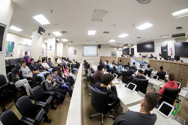 Alunos da E. E. 'Augusto Melega' participam do 'Conheça o Legislativo'